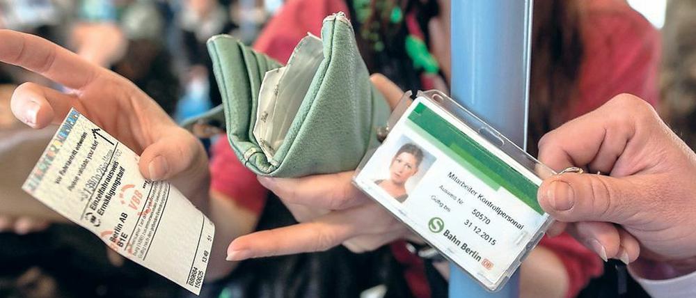So soll es sein: Eine Kontrolleurin der S-Bahn zeigt ihren Dienstausweis und bekommt dafür den gültigen Fahrausweis gezeigt.