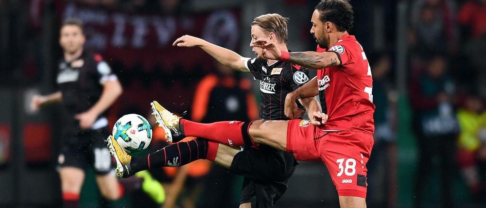 Hoch das Bein: Leverkusens Karim Bellarabi (r) und der Berliner Simon Hedlund kämpfen um den Ball. 