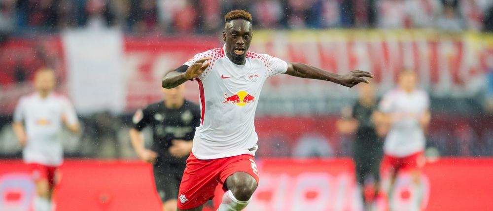 Leipziger Höhenflug. Kevin Augustin (links) überspringt den Stuttgarter Timo Baumgartl.