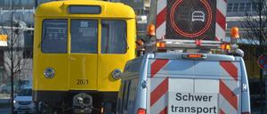 Bald ist es wieder so weit: Ein U-Bahnzug der Linie U 55 muss auf die Straße.