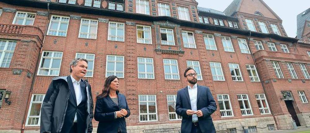 Neuer Glanz. Projektleiter Steven Damiano (r.) erläutert der Senatorin und dem Bezirskbaustadtrat den Ablauf der Fassadensanierung an der Ruppin-Grundschule.