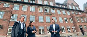 Neuer Glanz. Projektleiter Steven Damiano (r.) erläutert der Senatorin und dem Bezirskbaustadtrat den Ablauf der Fassadensanierung an der Ruppin-Grundschule.