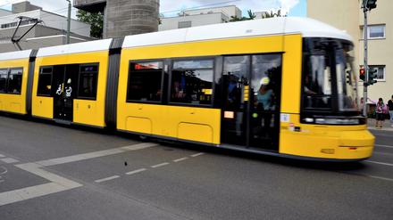 In Marzahn wurde ein junger Mann vor eine Straßenbahn (hier ein Foto aus Wedding) gestoßen.