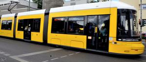 In Marzahn wurde ein junger Mann vor eine Straßenbahn (hier ein Foto aus Wedding) gestoßen.
