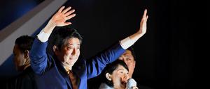 Japans Premier Abe winkt Anhängern am Tag vor der Wahl zu.