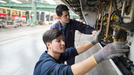 Nach den Gastarbeitern wieder Flüchtlinge: Zwei junge Afghanen in einem Berliner S-Bahn-Werk. 