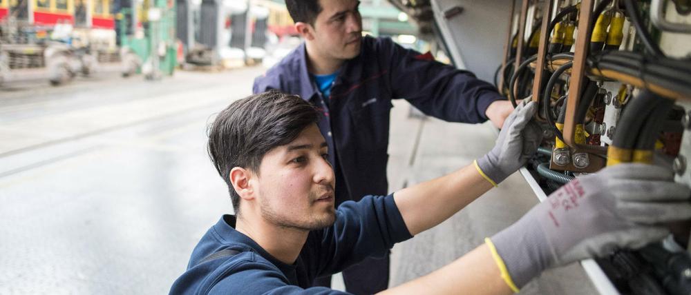 Nach den Gastarbeitern wieder Flüchtlinge: Zwei junge Afghanen in einem Berliner S-Bahn-Werk.
