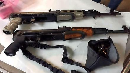 Diese Waffen wurden bei den Durchsuchungen gefunden.