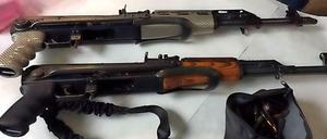 Diese Waffen wurden bei den Durchsuchungen gefunden.