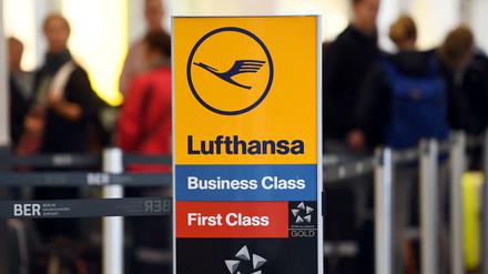 Kunden der Lufthansa warten in Berlin auf dem Flughafen Tegel an einem Lufthansa-Schalter.