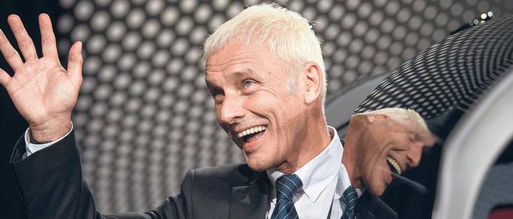 Gut drauf. Volkswagen-Chef Matthias Müller will kein „Ankündigungsweltmeister“ sein. In Sindelfingen fährt er mit dem Konzeptfahrzeug „Sedric“ vor.