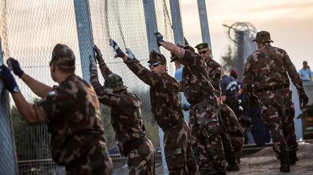 Eingezäunt. Ungarische Soldaten errichten 2015 an der Grenze zwischen Serbien und Ungarn einen Zaun. 