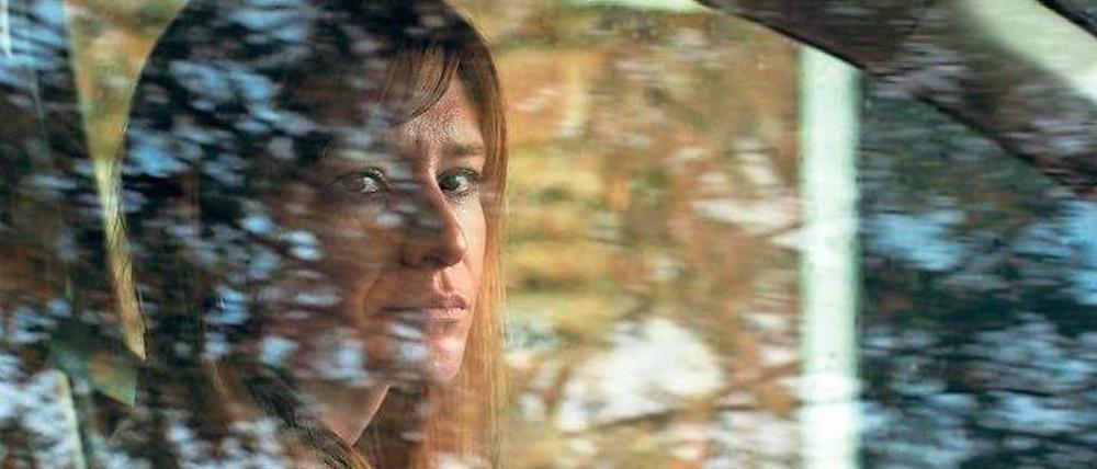 Fremde Welt. Julia Jentsch spielt in der vierteiligen ARD-Serie „Das Verschwinden“ (Folgen am 29. 30. und 31.10, jeweils 21 Uhr 45, der erste Teil in der ARD-Mediathek) eine alleinerziehende Mutter, die in der bayerischen Provinz ihre verschwundene Tochter sucht. Die in Berlin aufgewachsene Wahlschweizerin, 39, erhielt 2005 für „Sophie Scholl – Die letzten Tage“ den Silbernen Bären. Es folgten Hauptrollen in „Effi Briest“ oder „24 Wochen“. 