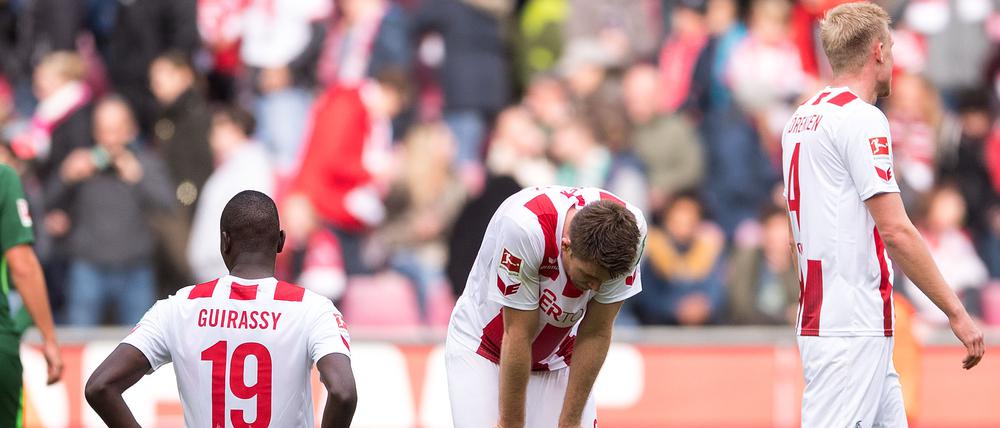 Wieder zu wenig. Kölns Sehrou Guirassy (l-r), Dominique Heintz und Frederik Sörensen reagieren nach der Partie.