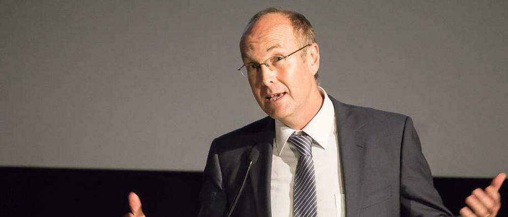 Harald Kächele, Vorsitzender der Deutschen Umwelthilfe, bei der Laudatio auf Anna Loba.