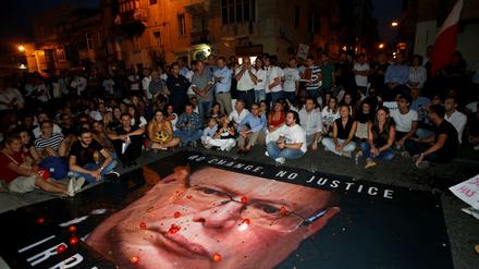 Demonstranten werfen Tomaten auf ein Bild des Polizeichefs von Malta. Die Protestierenden fordern seinen Rücktritt.