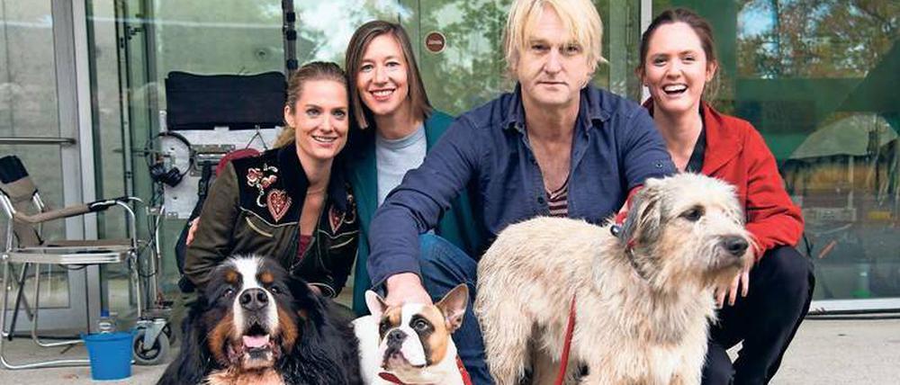 Detlev Buck mit den Film-Hunden Toschi, Elfriede und Bozer (von links). Außerdem dabei: menschliche Schauspielerinnen.