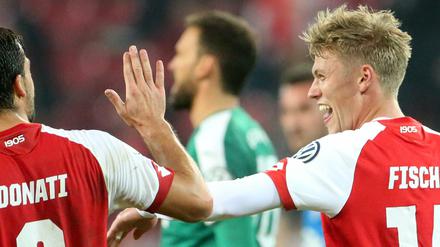 Gute Laune: Giulio Donati (links) und Doppeltorschütze Viktor Fischer stehen mit Mainz im Achtelfinale des DFB-Pokals.