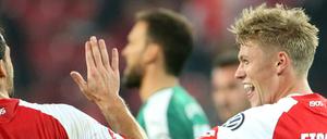 Gute Laune: Giulio Donati (links) und Doppeltorschütze Viktor Fischer stehen mit Mainz im Achtelfinale des DFB-Pokals.