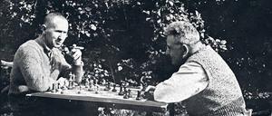 Man weiß nicht, wer gewann.Brecht mit Zigarre und Benjamin beim Schachspiel 1934 im dänischen Exil.