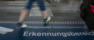 Ein Aufkleber «Pilotprojekt Gesichtserkennung, Erkennungsbereich» ist am Boden im Bahnhof Südkreuz in Berlin angebracht. 