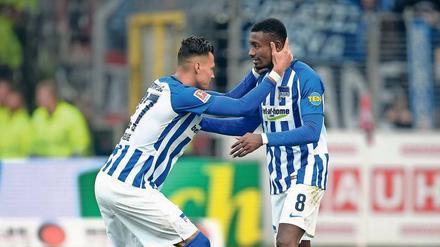 Aufbauhelfer. Davie Selke (links) munterte Salomon Kalou auf, nachdem dieser in Freiburg gerade einen Elfmeter verschossen hatte. Kurz darauf verwandelte der Ivorer aber den zweiten Strafstoß.