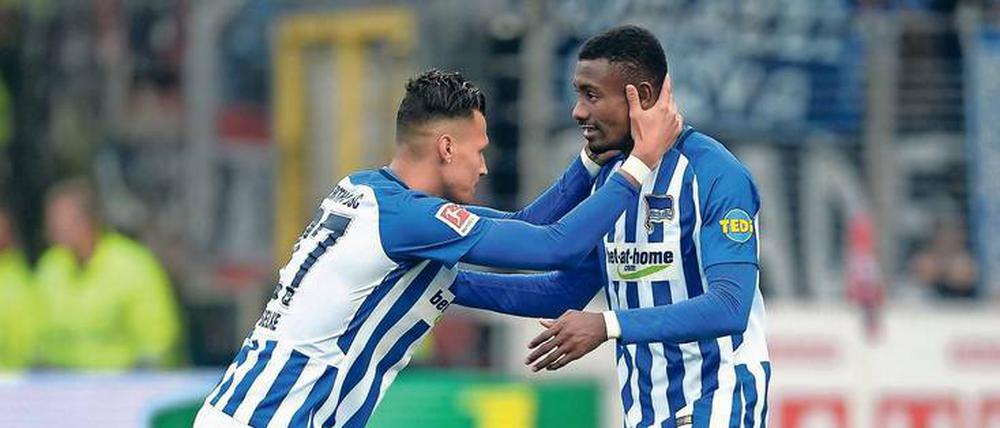 Aufbauhelfer. Davie Selke (links) munterte Salomon Kalou auf, nachdem dieser in Freiburg gerade einen Elfmeter verschossen hatte. Kurz darauf verwandelte der Ivorer aber den zweiten Strafstoß.
