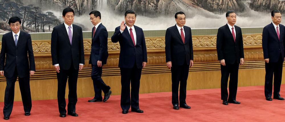 Hier winkt der Chef noch selber: Xi Jinping bei der Vorstellung des neuen Ständigen Ausschusses des Politbüros.