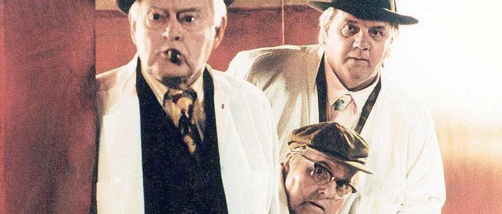 Großer Coup. Egon Olsen (Ove Sprogoe, li.) hat wieder mal einen Plan. Kjeld (Poul Bundgaard, Mitte) und Benny (Morten Grunwald) von der Olsenbande sind begeistert.