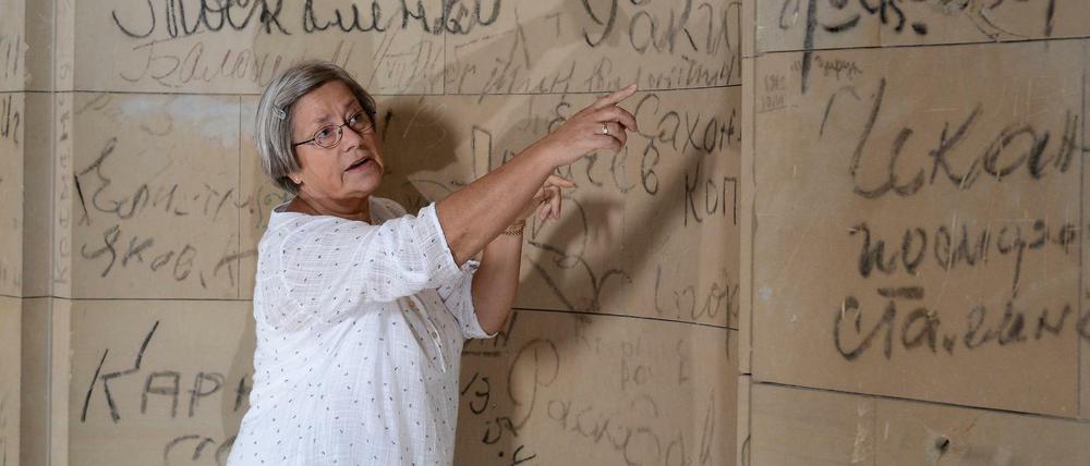 Karin Felix hat die rund 700 Zeichen an den Wänden des Reichtstagsgebäudes dokumentiert.