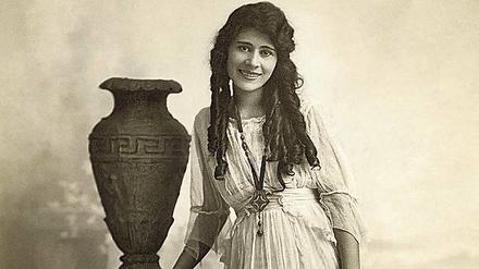 Aurora auf einem Bild für den Spielfilm „Auktion der Seelen“ (1919). 