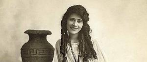 Aurora auf einem Bild für den Spielfilm „Auktion der Seelen“ (1919).