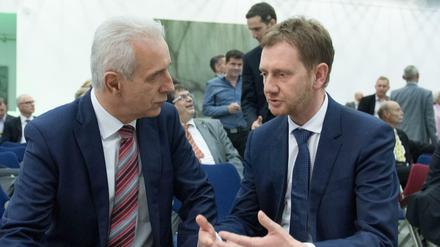 Fehleranalyse nach der Niederlage bei der Bundestagswahl: Sachsens Ministerpräsident Stanislaw Tillich (links) und sein designierter Nachfolger Michael Kretschmer am Mittwochabend in Dresden. 