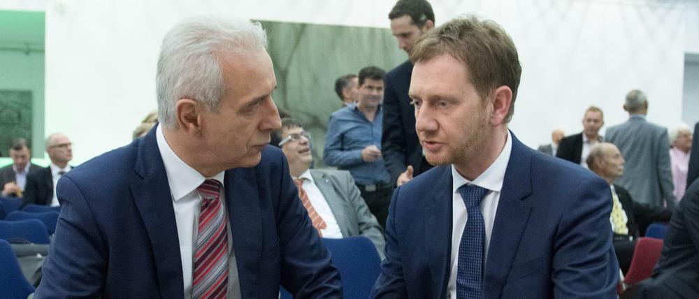 Fehleranalyse nach der Niederlage bei der Bundestagswahl: Sachsens Ministerpräsident Stanislaw Tillich (links) und sein designierter Nachfolger Michael Kretschmer am Mittwochabend in Dresden. 