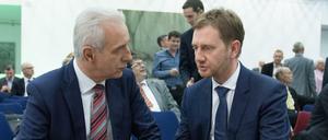 Fehleranalyse nach der Niederlage bei der Bundestagswahl: Sachsens Ministerpräsident Stanislaw Tillich (links) und sein designierter Nachfolger Michael Kretschmer am Mittwochabend in Dresden. 