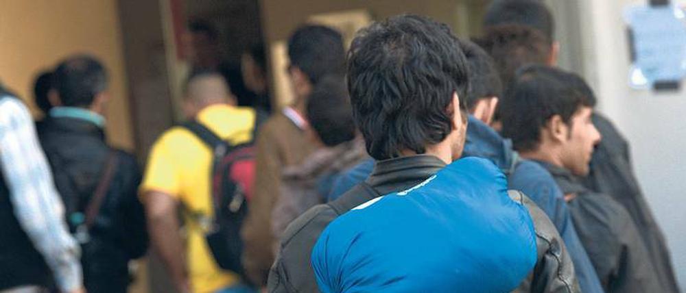 Schwere Vorwürfe. Das ZDF-Magazin „Frontal 21“ berichtete am Dienstag, dass sich Bewohner der Flüchtlingsunterkunft im ehemaligen Rathaus Wilmersdorf mit sexuellen Diensten Geld verdienen. Heimbetreiber und ehrenamtliche Helfer zeigen sich ahnungslos. Unser Bild zeigt Flüchtlinge bei ihrem Einzug im September 2015.