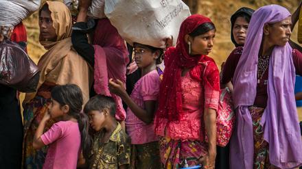 Zahlreiche Rohingya-Flüchtling warten im Flüchtlingslager Balukhali in Bangladesch auf ihre Registrierung.