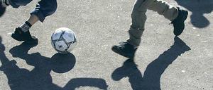 Beim BFC Dynamo Berlin sollen zwei Jugendtrainer mehrere ihrer Spieler beleidigt, missbraucht und genötigt haben.