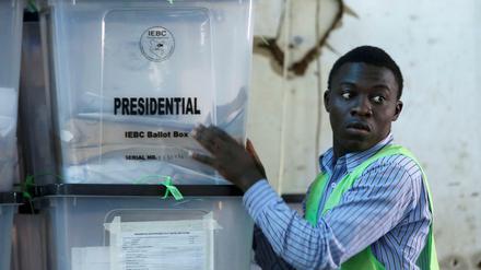 Ein Mitarbeiter der Wahlkommission stapelt in Nairobi Kisten mit Stimmzetteln.