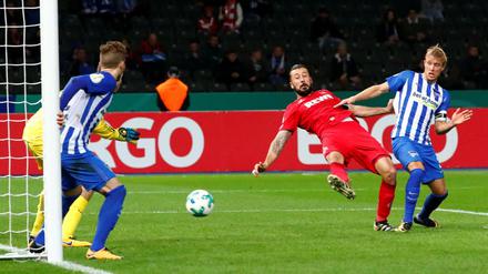 Berlins Per Skjelbred (rechts) kommt zu spät gegen Dominic Maroh, der zum 2:0 für Köln trifft.