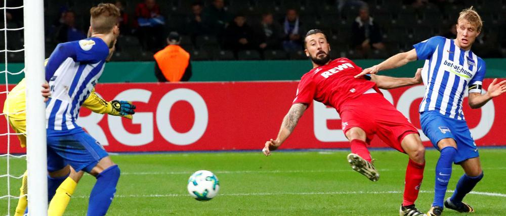 Berlins Per Skjelbred (rechts) kommt zu spät gegen Dominic Maroh, der zum 2:0 für Köln trifft.