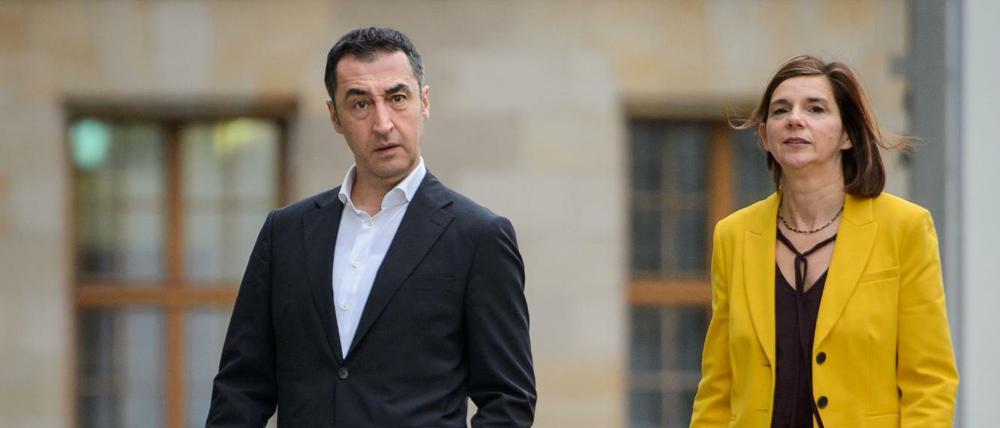 Auf dem Weg zu den Jamaika-Sondierungsgesprächen: Der Bundesvorsitzende von Bündnis 90/Die Grünen, Cem Özdemir (l-r), und die Fraktionsvorsitzende der Bundestagsfraktion von Bündnis 90/die Grünen, Katrin Göring-Eckardt.