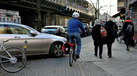 Falschparker auf Radwegen sind eine große Gefahrenstelle.  