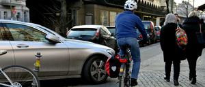 Falschparker auf Radwegen sind eine große Gefahrenstelle.