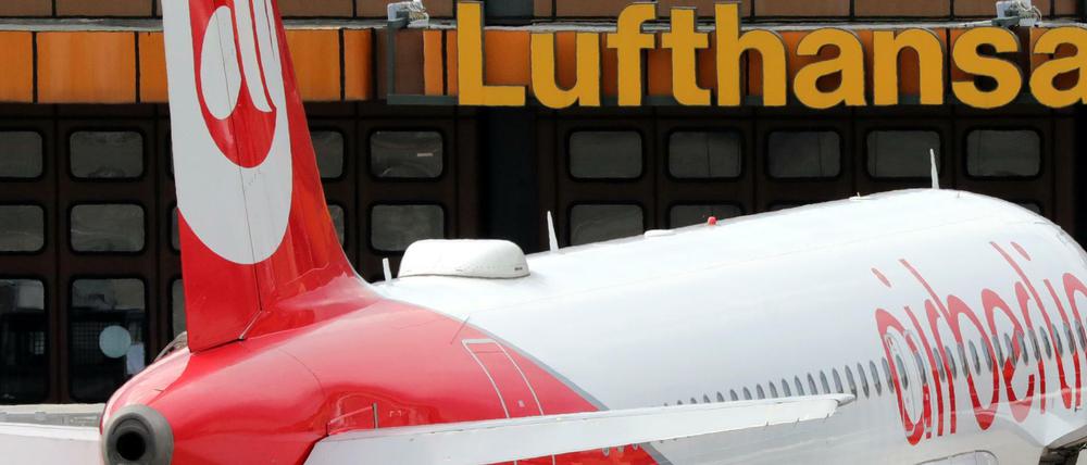 Ein Flugzeug der Fluggesellschaft Air Berlin steht am auf dem Flughafen in Berlin-Tegel vor dem Lufthansa-Cargo-Terminal.