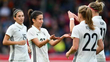 Deutschlands Sara Doorsoun (l-r), Torschützin Hasret Kayikci, Tabea Kemme und Alexandra Popp jubeln über das Tor zum 8:0. 