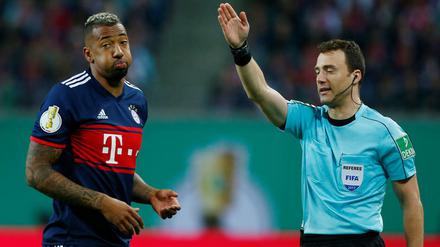 Ruhe bewahren, auch wenn es nicht leicht fällt. Jerome Boateng kommentiert die Elfmeterentscheidung von Schiedsrichter Felix Zwayer gegen sich auf sehr subtile Weise.