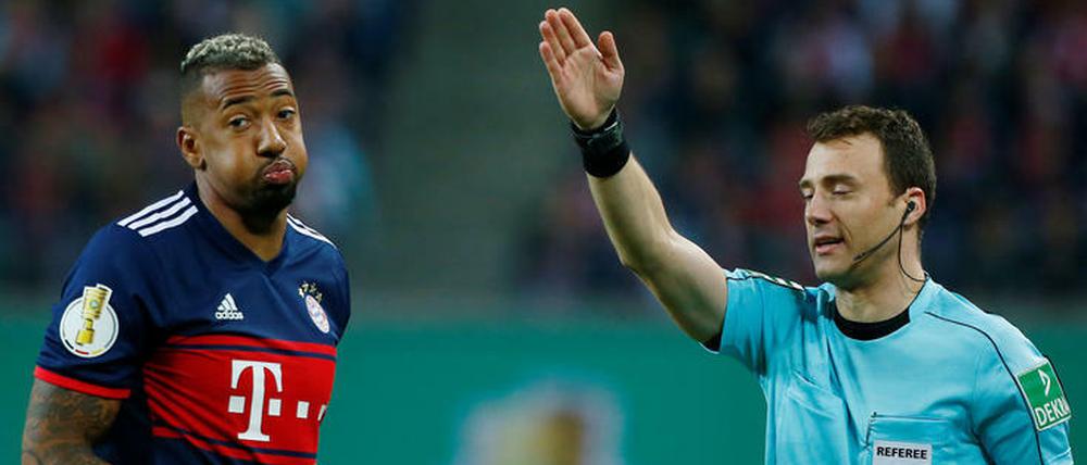 Ruhe bewahren, auch wenn es nicht leicht fällt. Jerome Boateng kommentiert die Elfmeterentscheidung von Schiedsrichter Felix Zwayer gegen sich auf sehr subtile Weise.