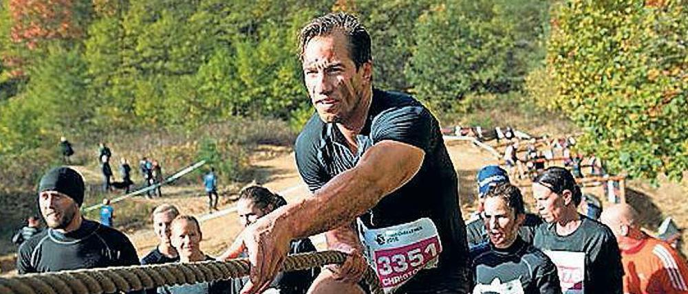 Hauruck und gib ihm. Beim Hindernislauf geht es ums Durchkommen, nicht um die Zeit. Die Teilnehmer helfen sich gegenseitig über die Hindernisse.