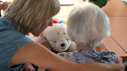  Jeder Dritte findet, dass Demenzkranke zuhause am besten aufgehoben sind. Doch Angehörige sind mit der Pflege oft überfordert.